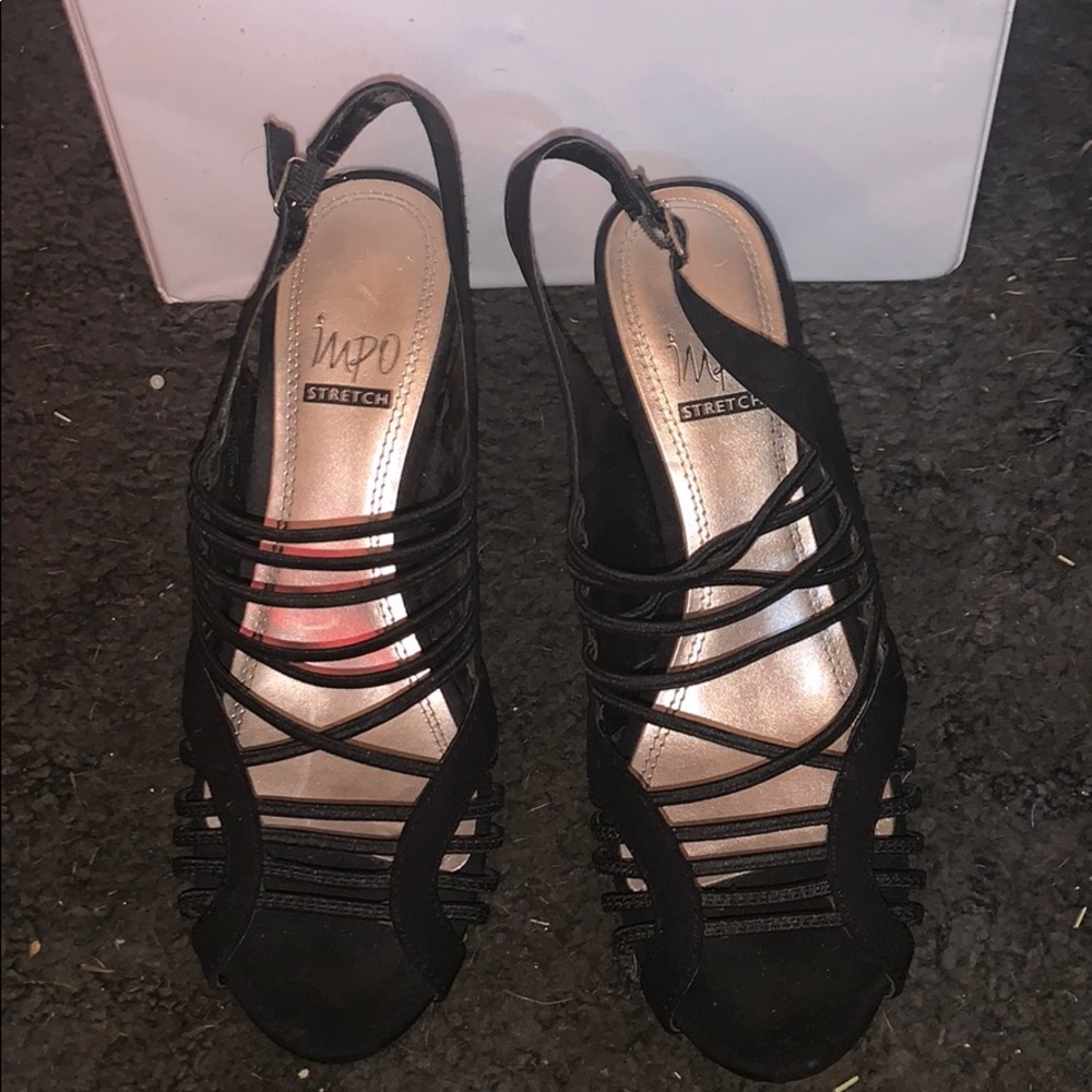 I’m selling this cute pair of strapped black heels